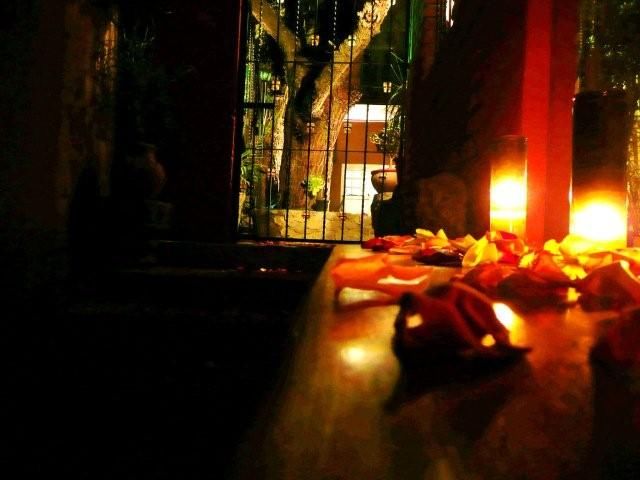 RECEPCION CON VELAS Y PETALOS